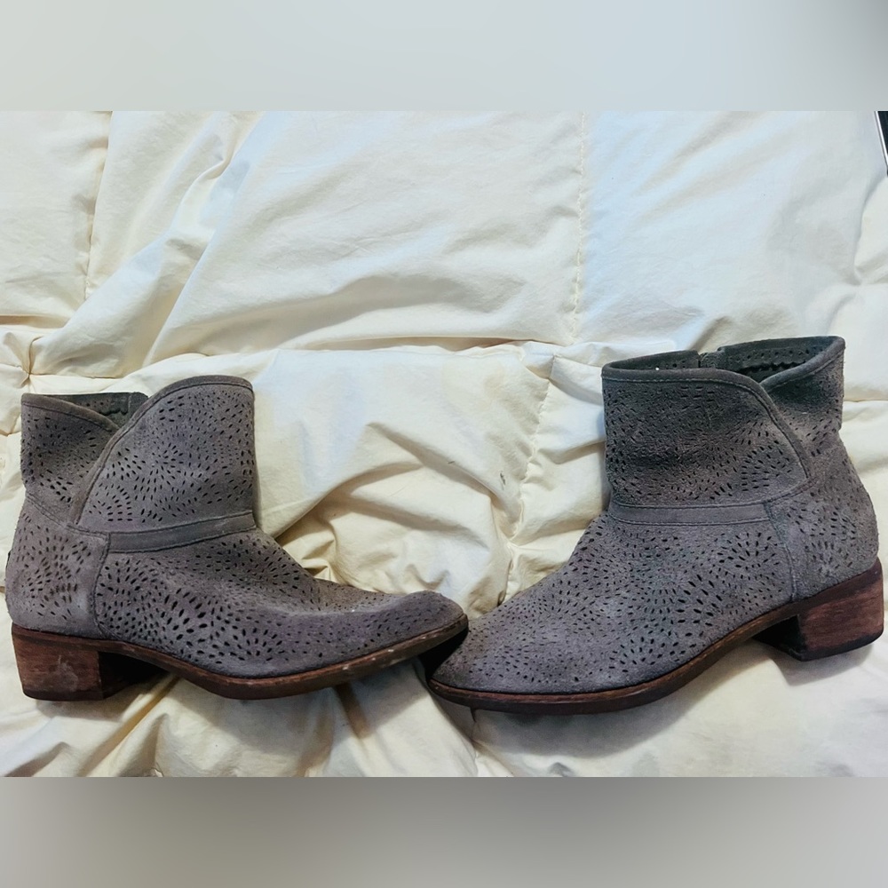 Suede Ugg Razorcut boots